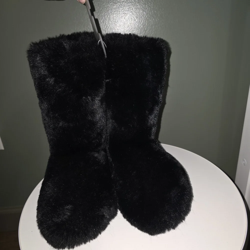 LC Lauren Conrad Black Furry Slippers - Picture 2 of 5